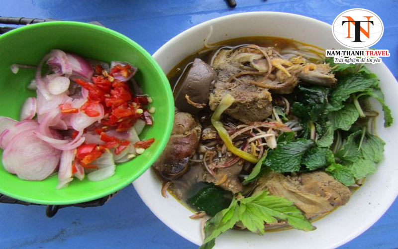 B&uacute;n vịt nấu ti&ecirc;u