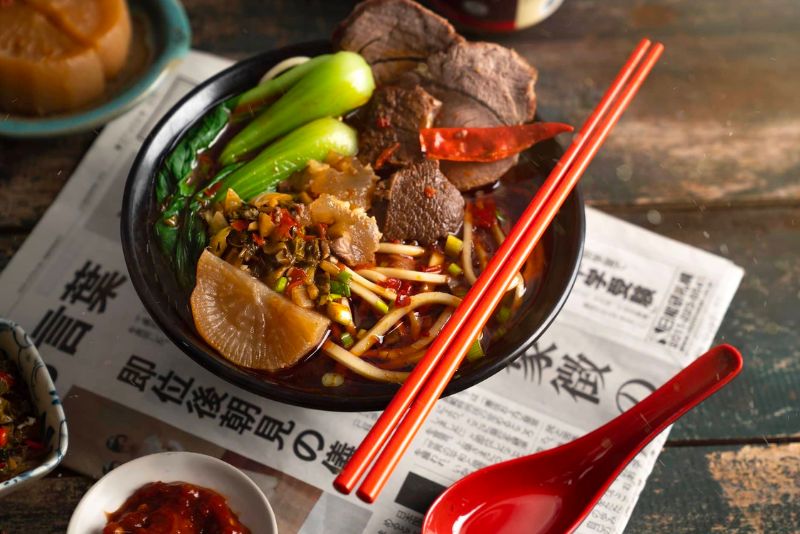 Thưởng thức m&oacute;n ăn truyền thống M&igrave; B&ograve;