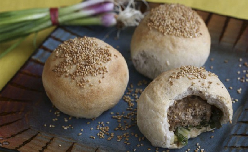 M&oacute;n ăn vặt đường phố B&aacute;nh ti&ecirc;u nhồi thịt thơm ngon