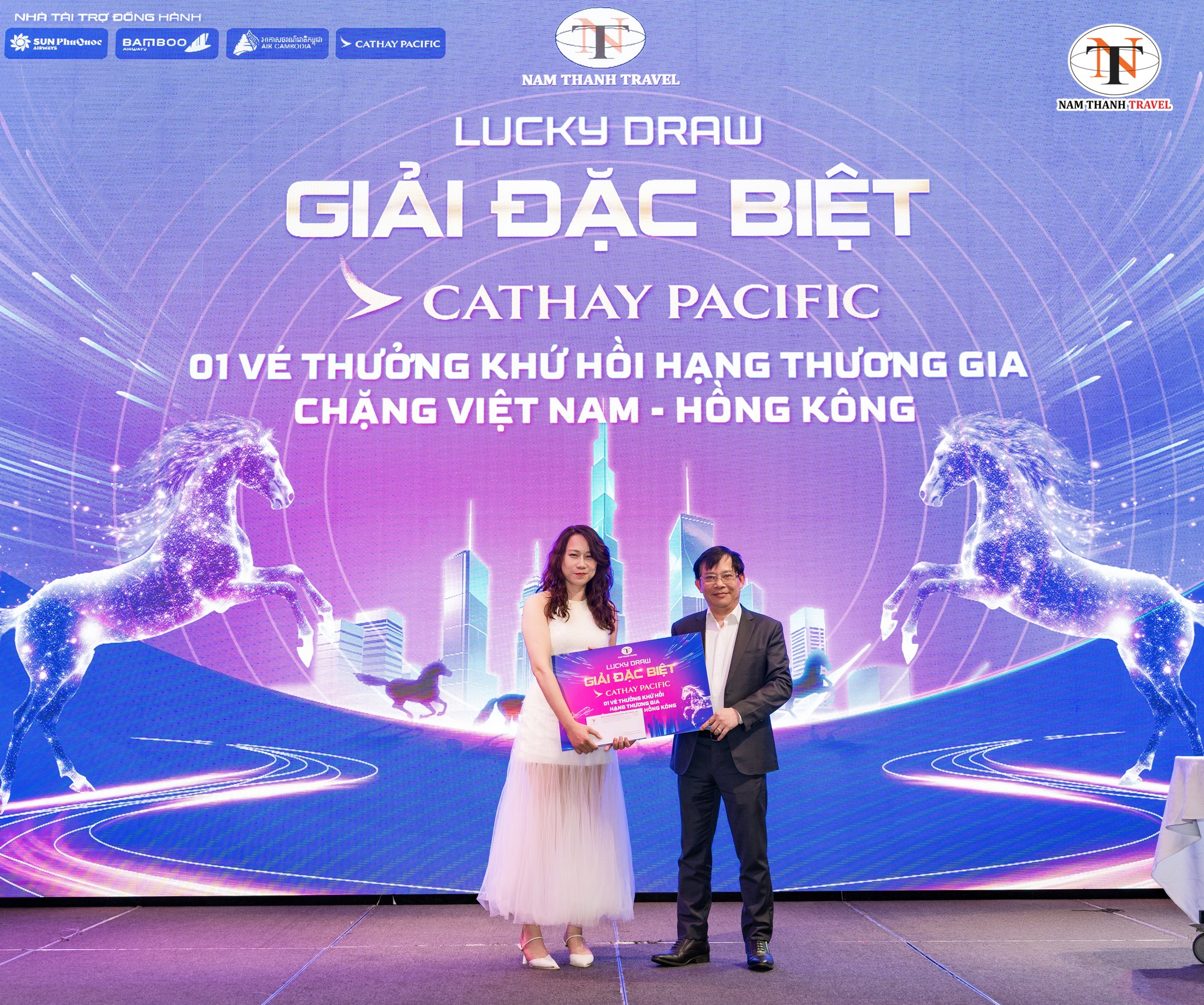 Nh&agrave; t&agrave;i trợ Kim Cương - Cathay Pacific